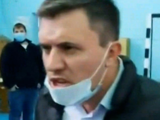 Депутат от КПРФ устроил скандал, угрожая члену избиркома