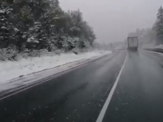 Трассу М5 в Челябинской области запорошило снегом