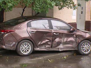 Погром на улице Гурьянова: пьяный вдрызг водитель разбил семь машин