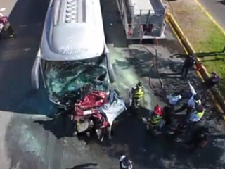 На видео попал момент смертельной аварии автобуса и пяти машин в Мексике