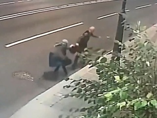 Ограбление с извинениями: нападение на пенсионерку в Москве попало на видео