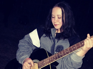 Девушку-музыканта нашли задушенной в своей квартире в Челябинской области