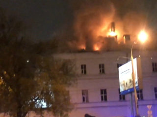 Площадь пожара в московском общежитии снова увеличилась, тушение затруднено