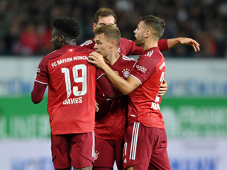 "Бавария" выиграла пятый матч Бундеслиги подряд в меньшинстве
