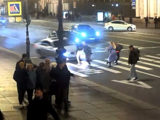 Лихач сбил двух девушек на переходе в центре Петербурга