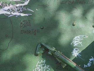 Вандалы разрисовали танк и пушки возле музея Победы в Иркутской области