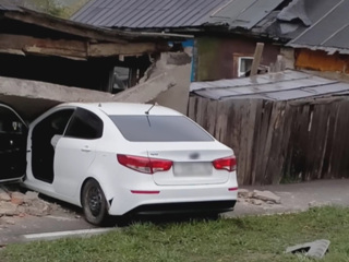 "Новое окно": в Омске автомобиль снес стену жилого дома