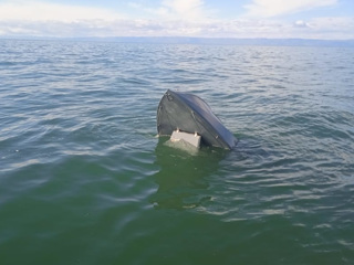 Спасатели показали лодку пропавших на Байкале рыбаков