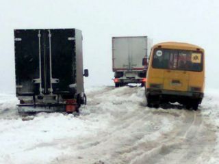 На трассе под Челябинском в снегу застряли 2 автобуса с детьми и 18 машин
