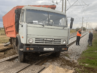 Пассажирский поезд, следовавший из Адлера в Читу, протаранил "КамАЗ"