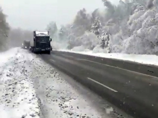 Октябрьский снегопад в Иркутской области усложнил жизнь водителям