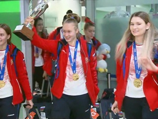 Женская сборная по волейболу вернулась домой с исторической победой