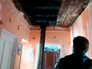 Самарский дом, где на женщину обрушился потолок, признан опасным