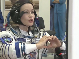 Союз приближается к первому космическому кинопавильону