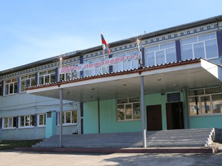 В кемеровской школе ученика заставили ходить в носках из-за забытой сменки