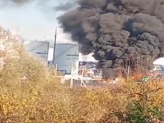 Вспыхнувшие на нефтебазе в Подмосковье бензовозы сняли на видео