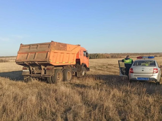 Самарские полицейские со стрельбой взяли самосвал на абордаж. Видео