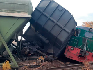 Локомотив и вагоны с пшеницей сошли с рельсов на Южном Урале