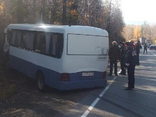 Автобус с туристами врезался в фуру в Иркутской области