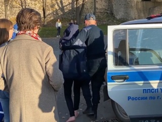 Полицейский спас упавшую в реку девочку в Пскове