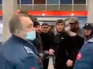 Давай, выходи!: пассажиры московского метро дали отпор группе мигрантов