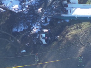 В Калифорнии самолет упал во двор жилого дома