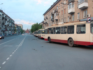 В Челябинске в дверях троллейбуса зажало пожилую женщину