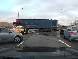 ДТП с фурой, перегородившей Ярославское шоссе, попало на видео