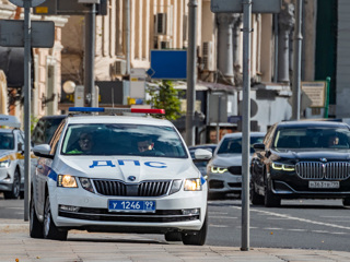 Напавшего на полицейского водителя задержали со стрельбой в центре Москвы
