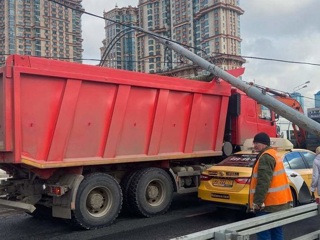 Рухнувший фонарный столб перекрыл Строгинский мост в Москве