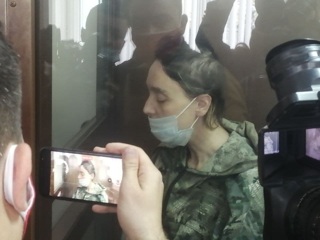 Подозреваемая в убийстве школьницы оставила ее в компании алкоголиков