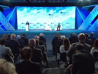 Путин: слово кризис состоит из двух иероглифов опасность и возможность