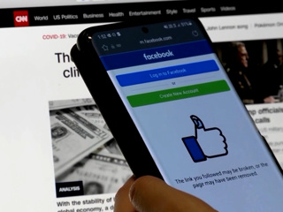 Facebook будет покупать новости у французских СМИ