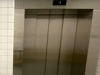 В многоэтажке Москвы упал лифт с людьми