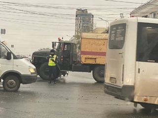 В ДТП с троллейбусом и маршруткой в центре Омска пострадали семеро