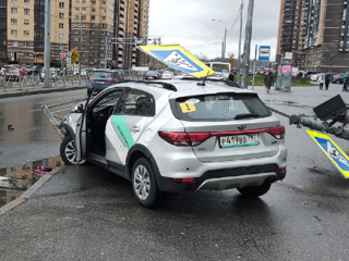 Каршеринговый автомобиль сбил пешеходов на переходе в Санкт-Петербурге