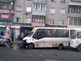 Без прав: в Челябинске пьяный водитель столкнулся с маршрутками