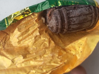 Вкусность на любителя: жительница Челябинской области купила конфеты с червями