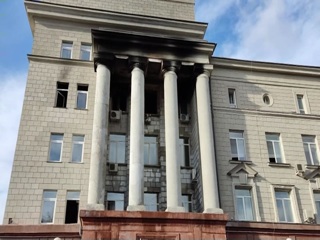 В Красноярске устраняют последствия пожара в здании краевого правительства