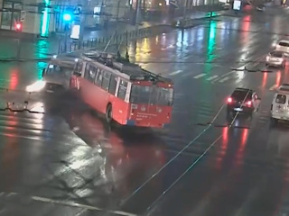 Столкновением троллейбуса и маршрутки займется омская прокуратура