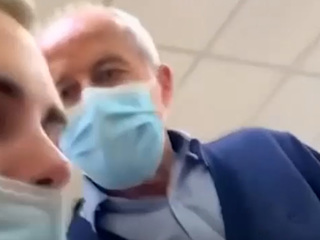 В красноярском техникуме преподаватель схватил студента за шею