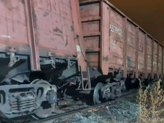 Грузовой поезд с металлом сошел с рельсов в Челябинской области