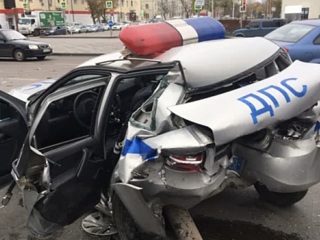 Иномарка на высокой скорости протаранила машину ДПС в Липецке