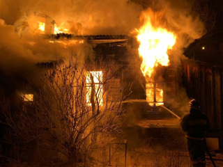Четыре ребенка и две женщины погибли в пожаре на Чукотке