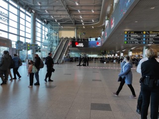 После сообщения о бомбе в аэропорту Домодедово скрутили пассажира