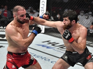 Анкалаев одержал седьмую победу кряду в UFC, победив Оздемира