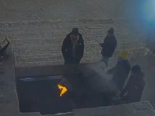 Подростки снегом потушили Вечный огонь в Новом Уренгое