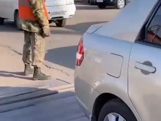 Машина с ребенком едва не попала под поезд: мать ушла по делам
