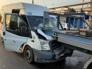 Два человека пострадали в ДТП с маршруткой и грузовиком в Новороссийске