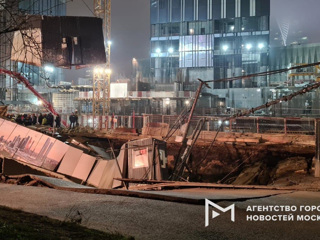 В центре Москвы образовался огромный провал в асфальте
